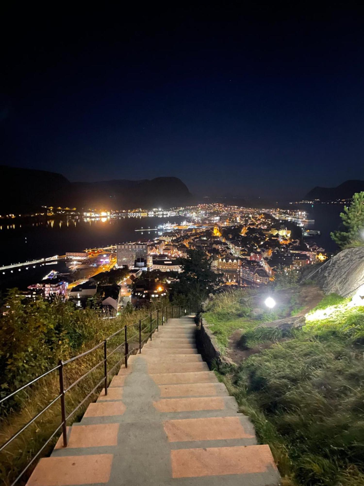 Koselig Leilighet I Sentrum Alesund Bagian luar foto